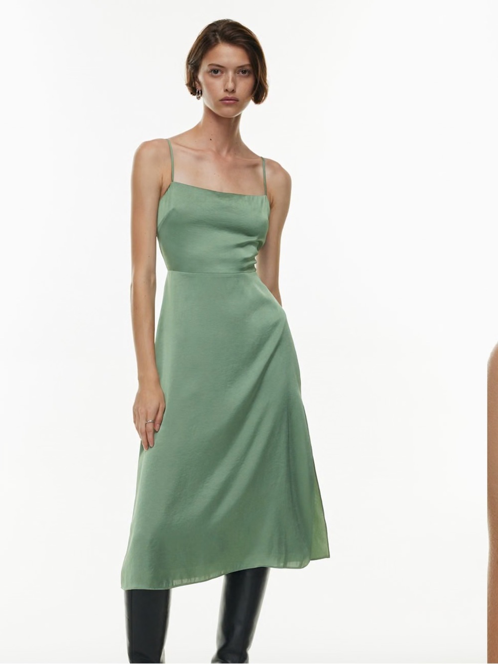 Ariztia Wilfred Magdalena Satin Dress
Satin squareneck dress with slit - Picture 6 of 6